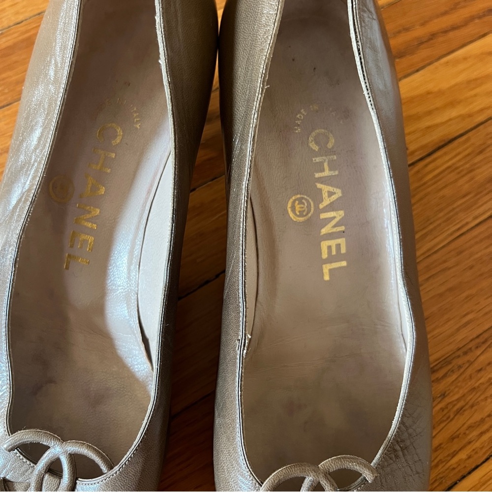 CHANEL VTG Taupe Leather Heels Logo SZ 7.5 Made in Italy NO LOWBALL OFFERS PLS - Picture 2 of 12